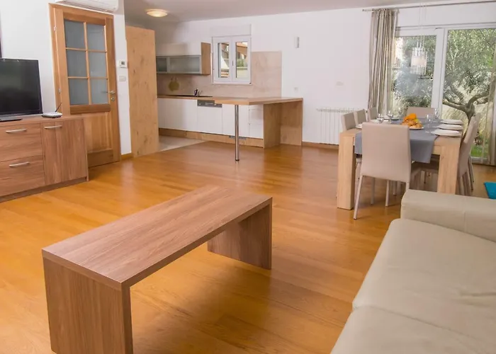 Deluxe Apartment With Private Pool - 100M From The Sea