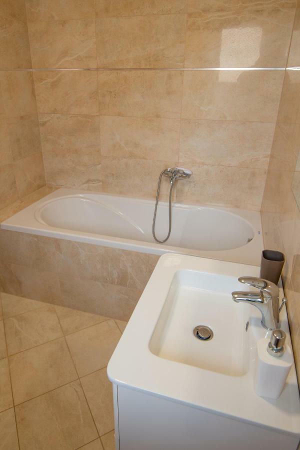 Deluxe With Private Pool - 100m From The Sea Apartament Pula
